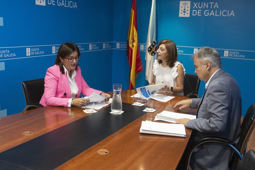 A vicepresidenta segunda e conselleira de Medio Ambiente, Territorio e Vivenda, Ángeles Vázquez, reúnese coa alcaldesa de Oímbra, Ana María Villarino.