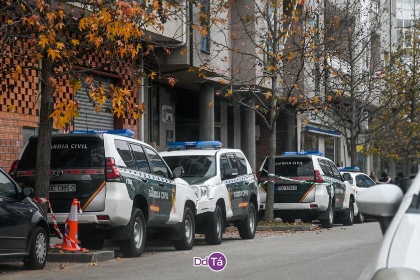 Vehículos de la Guardia Civil frente a los Juzgados de Verín.