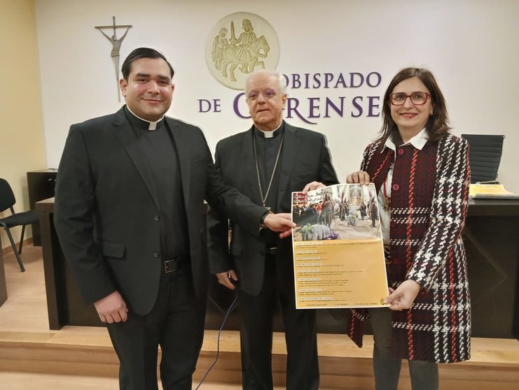 El párroco Freddy José Marcano, el obispo Monseñor José Leonardo Lemos, y la alcaldesa, Ana María Villarino Pardo.