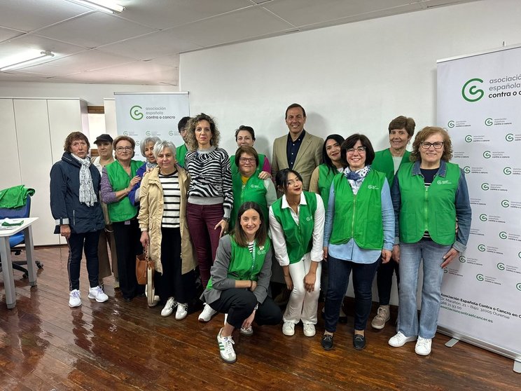 Voluntarios de la AECC Ourense, con su presidente y la representación municipal. | FOTO: Carlos Montero.