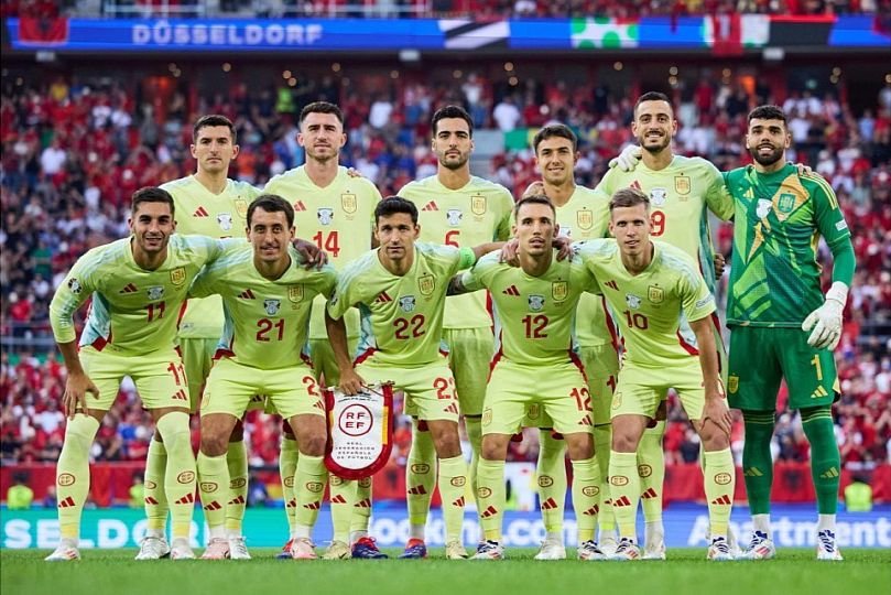 La selección española de fútbol en la que debutó Dani Vivian, antes del partido en Düsseldorf. | FOTO: RFEF.