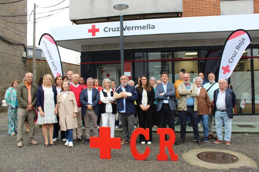 Los asistentes a la inauguración, frente a las nuevas instalaciones de la Cruz Roja en A Gudiña.