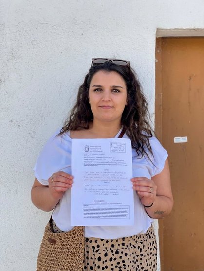 Lara González, con el escrito de reclamación registrado en el Concello.