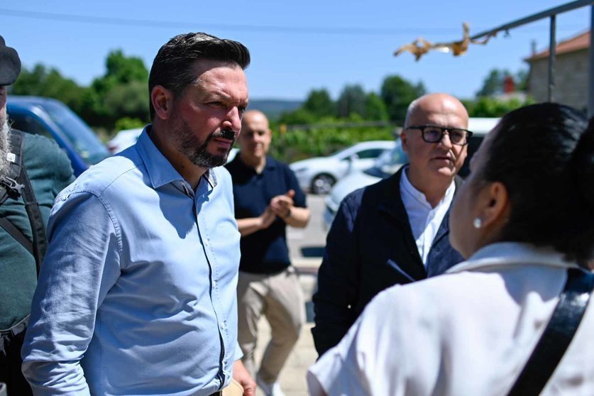 Emilio José Pazos, con Manuel Baltar, en el mitin de campaña de sus municipales. | FOTO: Diario do Limia.