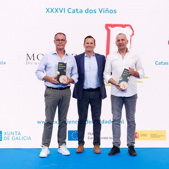 El presidente de la D.O. Monterrei, Jonatás Gago, con los representantes de las dos bodegas galardonadas.