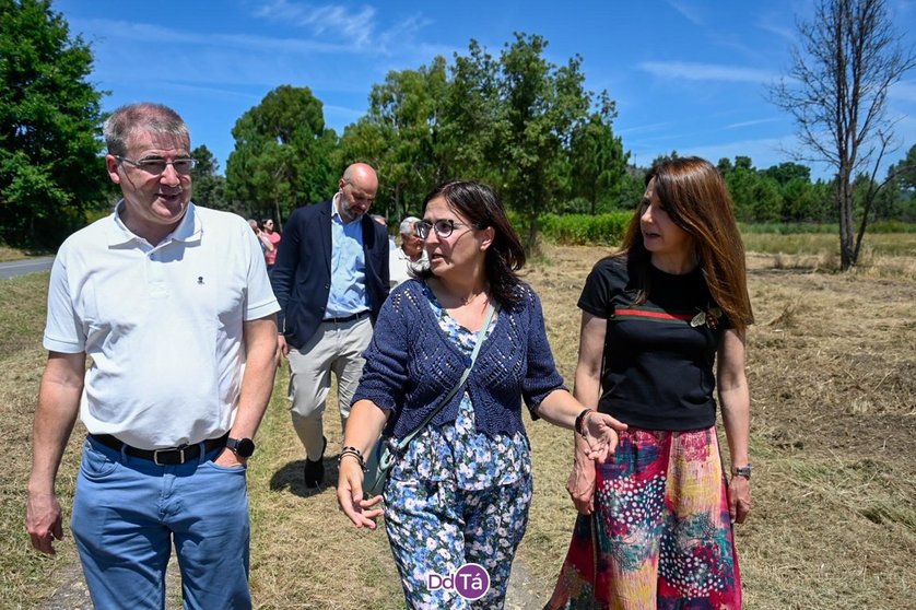 Manuel Pardo, delegado de la Xunta en Ourense; la alcaldesa Ana María Villarino Pardo y la conselleira de Medio Rural, María José Gómez. | FOTO: Noelia Caseiro.