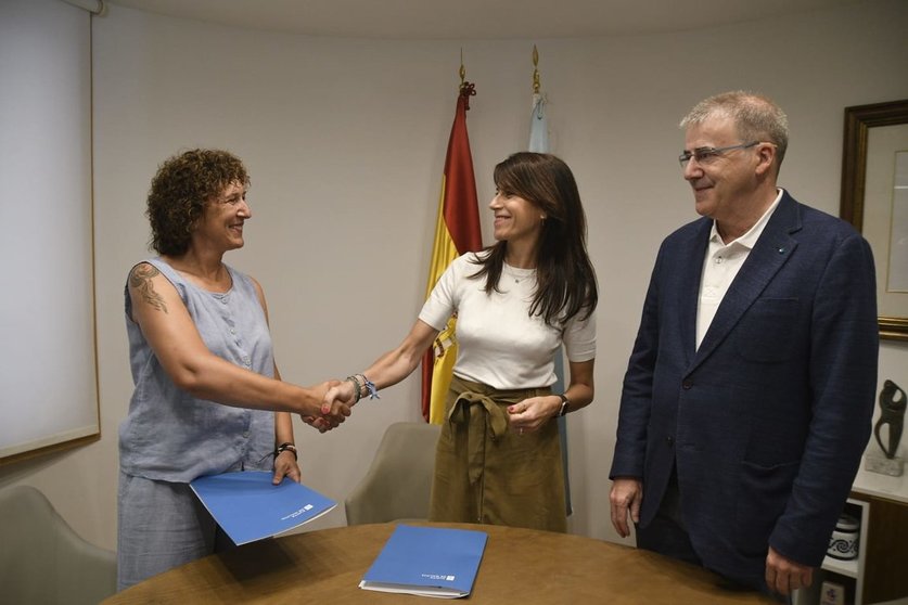 Alcaldesa de Riós, Eva Barrio, conselleira de Vivienda e Planificación de Infraestructuras, María Martínez Allegue y delegado territorial de la Xunta, Manuel Pardo durante la firma del convenio.