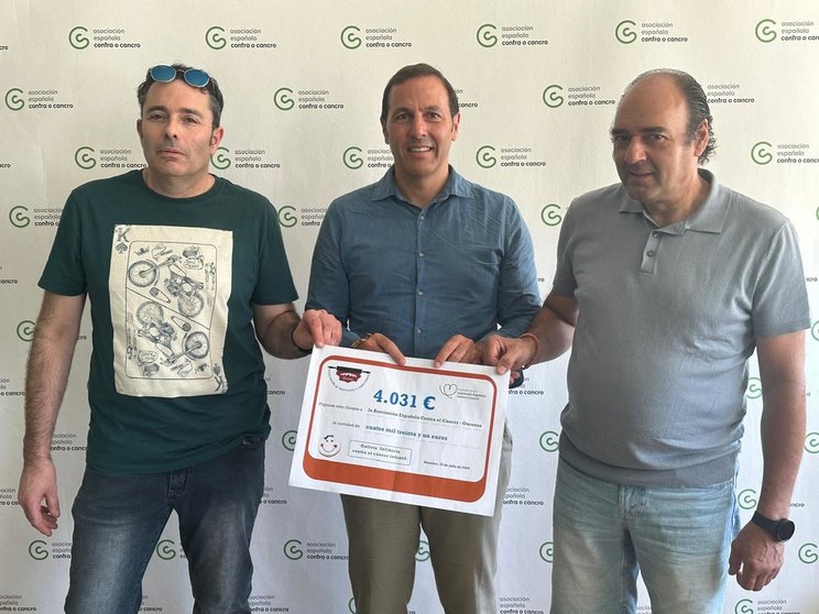 El presidente y tesorero de los pasteleros orensanos, Camilo
Álvarez y Arturo Prado, entregan a su homólogo en la Asociación Española Contra el Cáncer en Ourense, Germán Rodríguez-Saá el cheque de lo recaudado.