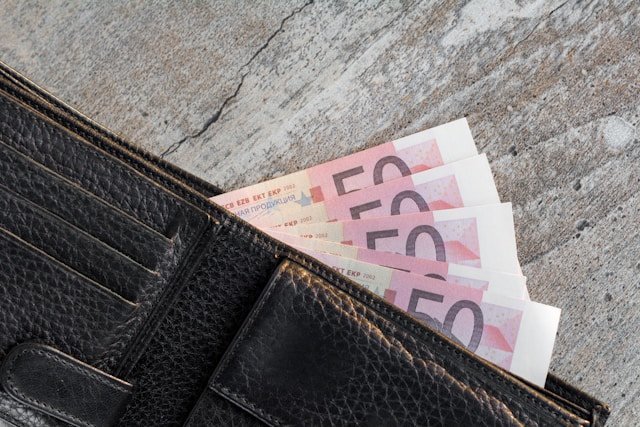 Cartera con billetes. | FOTO: Bermix Studio para Unsplash.