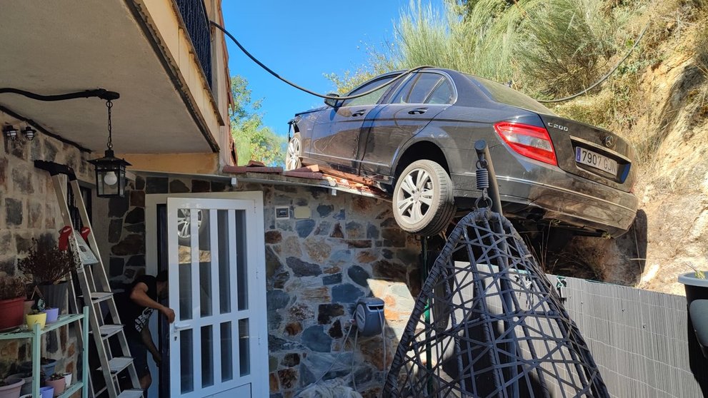 El Mercedes Benz clase C acabó encima del baño del dormitorio de la habitación principal. | FOTO: Xosé Lois Colmenero.