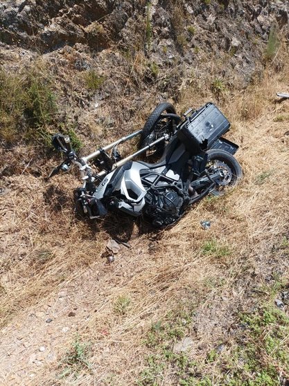 La motocicleta accidentada invadió ligeramente el carril contrario, según las primeras averiguaciones.