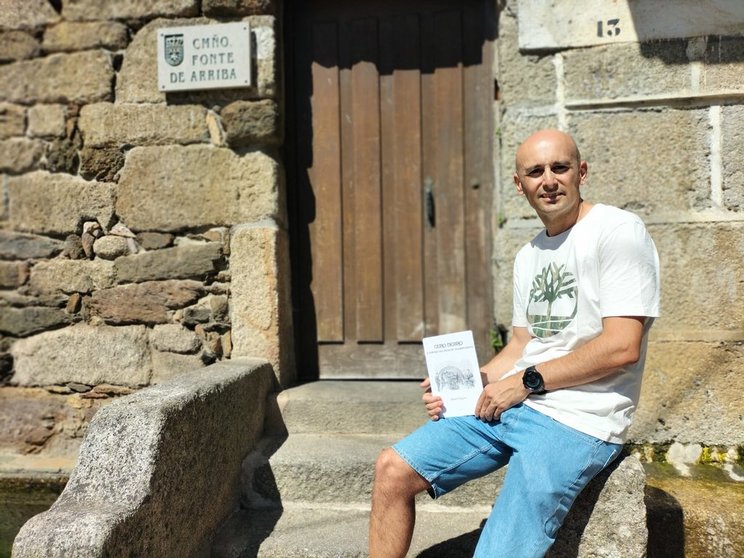 Mikel Diéguez, con su libro 'Ouro Negro'.