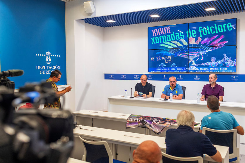 El vicepresidente segundo de la Diputación, César Fernández y el director general de Cultura de la Xunta de Galicia, Anxo Lorenzo, presentan las XXXIX Xornadas de Folclore. También participa Xulio Sánchez Senra (Organizador de las Jornadas).