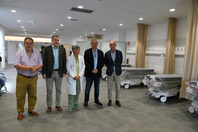 Gerardo Seoane -alcalde de Verín-, Antonio Gómez -conselleiro-, Guillermina Agulla -directora do Hospital-, Manuel Pardo -delegado da Xunta- e o Xerente de Área, Santiago Camba.