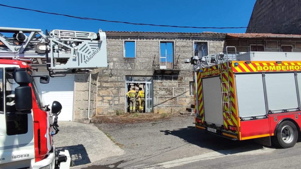 Bomberos extinguen incendio den vivienda deshabitada en Cualedro.