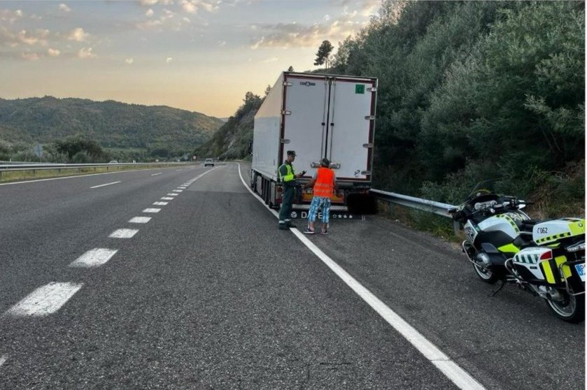 IMAGEN | Guardia Civil de Tráfico de Verín en el momento de auxiliar al conductor.