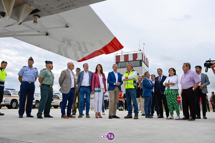 Inauguración da nova 𝗯𝗮𝘀𝗲 Alfonso Rueda y resto de autoridades durante la inauguración de la base aérea transfronteriza Verín-Oímbra. | FOTO: Noelia Caseiro.