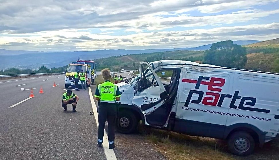 Guardia Civil de Tráfico de Verín durante accidente en A-52 a la altura de Fumaces.