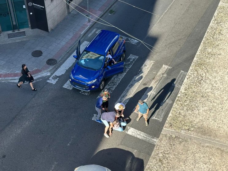 Varios viandantes acudieron al auxilio de la mujer hasta que llegó la ambulancia.