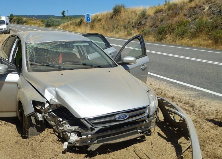 Estado del vehículo accidentado en Guimarei (Concello de Monterrei).