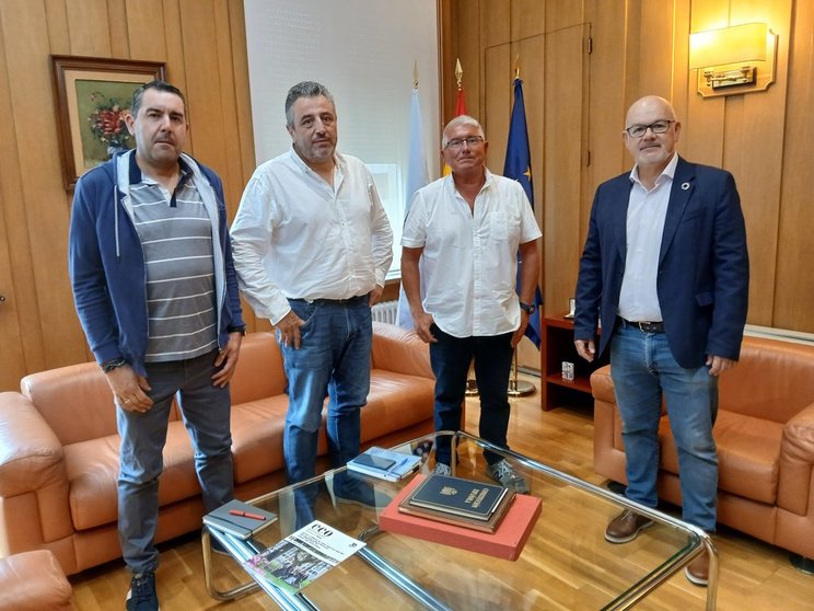 Imagen del Subdelegado del Gobierno en Ourense, Eladio
Santos, con José Ramón González, Félix Porto e Carlos
Basalo, responsables de Unións Agrarias.