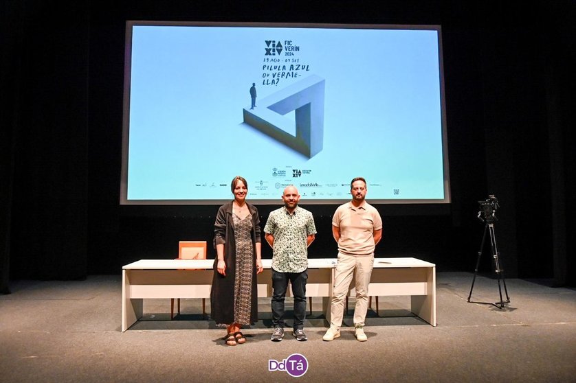 Samanta Barreira, concelleira de
Cultura; Marcos Vázquez, director de Cultura y Deporte
de la Deputación de Ourense; 
y Carlos Montero, director del FIC Vía XIV.