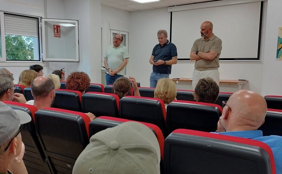 Reunión entre la Xunta y los ganaderos en el Concello de Riós.