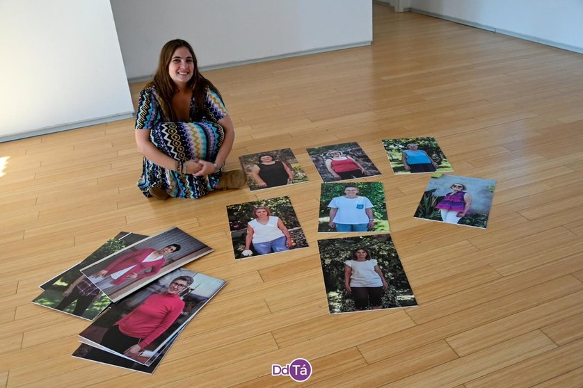 Sabela Souto preparando su exposición fotográfica en el Auditorio de Verín | FOTO: Noelia Caseiro.