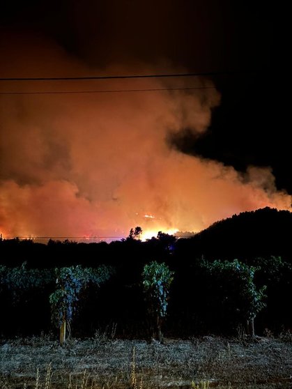 El viento reinante está avivando las llamas, que amenazan a una granja de porcino. | FOTO: Anxo Parente.