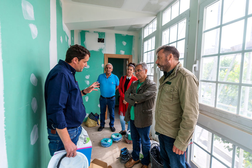 El presidente de la Deputación de Ourense, Luis Menor, en el centro, con el alcalde de Cualedro, Luciano Rivero.