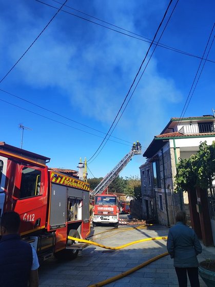 Actuación de los bomberos en vivienda en llamas en Vilardevós