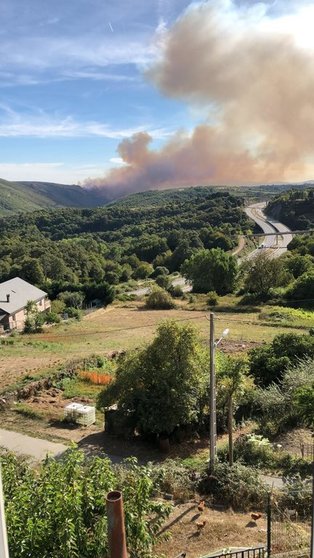 Así se veía desde A Gudiña el incendio de O Tameirón.