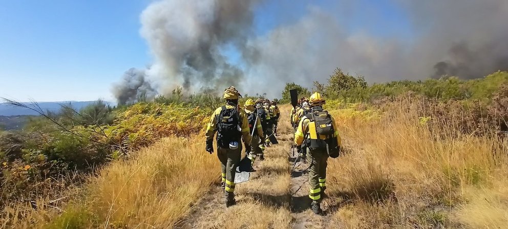 La BRIF de Laza, a su llegada de nuevo al fuego de Pentes, en A Gudiña. | FOTO: Brif Laza.