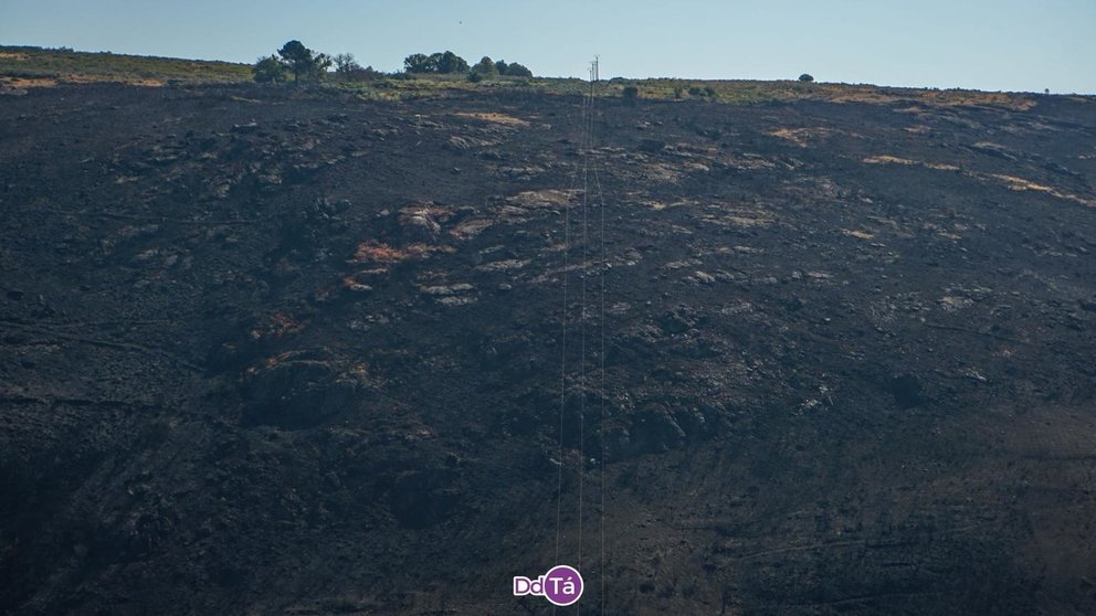 Este miércoles volvió a reactivar el incendio de Pentes, en A Gudiña. | FOTO: Noelia Caseiro.