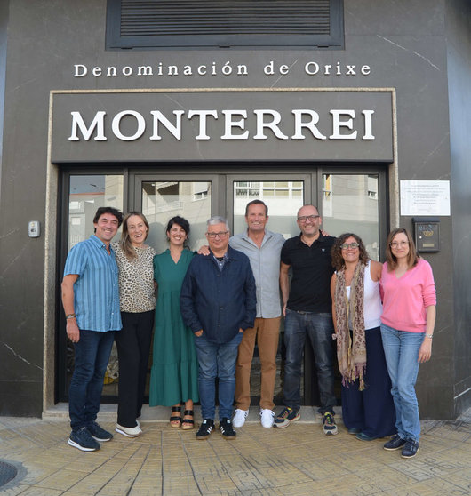 Los prescriptores catalanes, delante de la sede de la D.O., con su presidente Jonatás Gago (cuarto por la derecha).