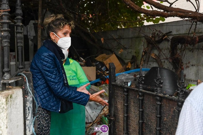 Rosario Rodríguez, a primera hora de esta mañana, con una trabajadora municipal. | FOTO: Noelia Caseiro.