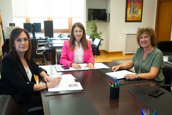 20241001 Reunión Eva Barrio, alcaldesa de Riós, coa conselleira de Medio Rural, María José Gómez Rodríguez, e a directora xeral de AGADER, Mª Paz Rodríguez Rivera