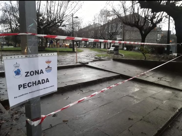 Imagen de la última vez que se precintaron parques, en la alerta naranja decretada antes de la pandemia también por temporal.