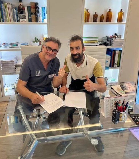 202410 Dentalnova Futsal, Antonio Justo y Afonso Delgado "Apo", presidente del club, firmando el acuerdo de patrocinio