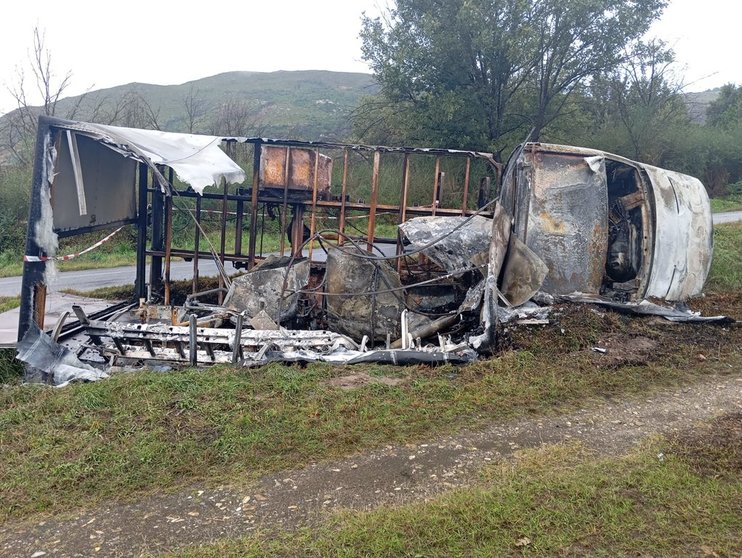 20241009 Camión chatarra encontrado en llamas, carretera San Cibrao-OÍmbra (1)