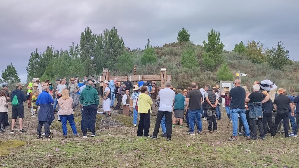 Tres o cuatro trabajando y ciento, mirando... Cada año sube la expectación por tan tradicional recreación. | FOTO: Xosé Lois Colmenero.