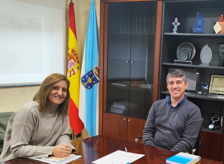 Eva Pérez Gamote, alcaldesa de Vilardevós, con el director de Aguas de Galicia, Roi Fernández.