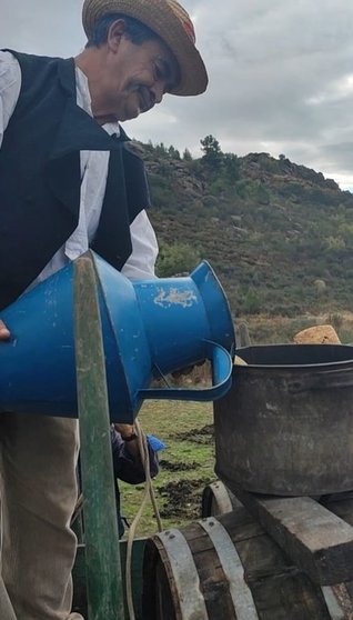 El fallecido Sergio Delemus, en la fiesta de la recreación del pisado de la uva en Oímbra. | FOTO: Xosé Lois Colmenero.