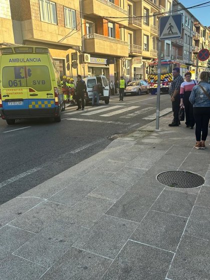 Bomberos del parque de Verín intentan movilizar uno de los vehículos implicados para restablecer el tráfico. | FOTO: Cedida.