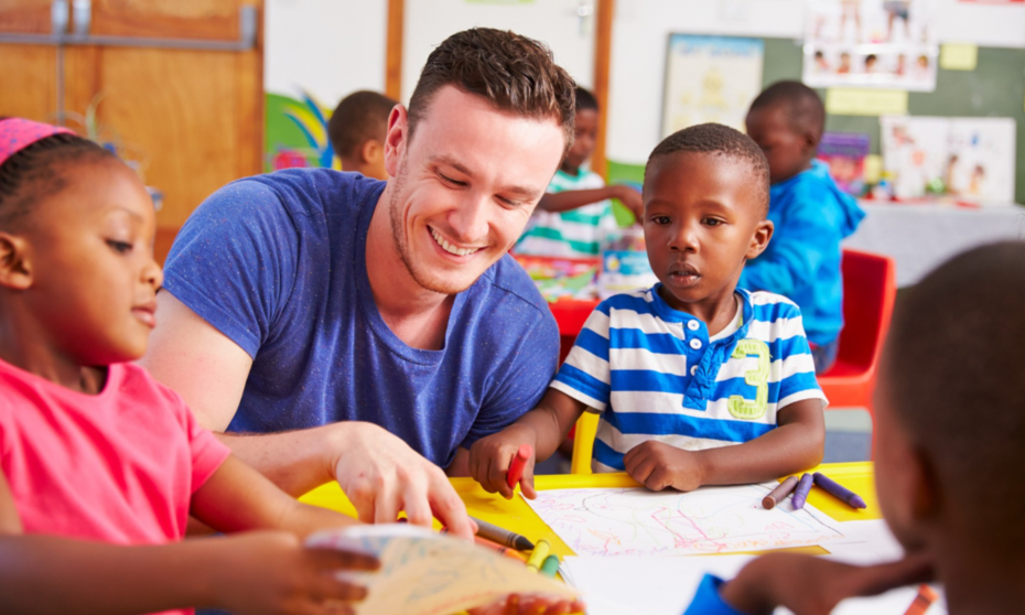 El docente de educación inicial es responsable de crear un entorno de aprendizaje que estimule las capacidades de los niños a nivel cognitivo, emocional y social.