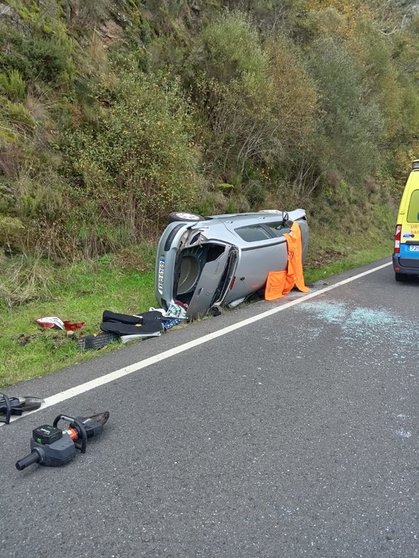 El vehículo accidentado en el término municipal de Viana do Bolo.