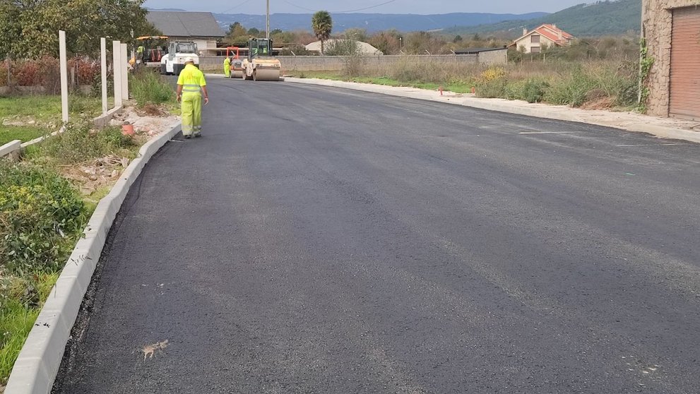 Primeros metros pavimentados del acceso al polígono desde la rotonda de Queizás. | FOTO: Xosé Lois Colmenero.